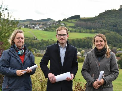 Bildzeile: Klimaschutzpatin Jutta Dietz, Ortsbürgermeister Sebastian Schmitt, Beigeordnete Kerstin Weidenbach (v.l.n.r.)