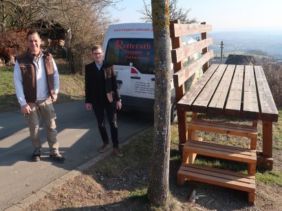 Ortsgemeinde Niederdürenbach dankt Horst Retterath - neue Treppe zur XXL-Bank hat sich bewährt