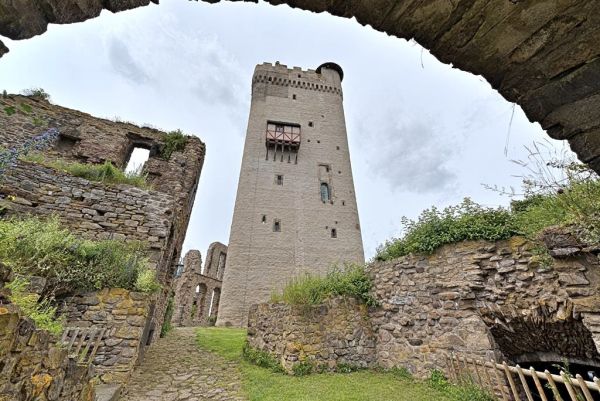 Burg Olbrück Turm