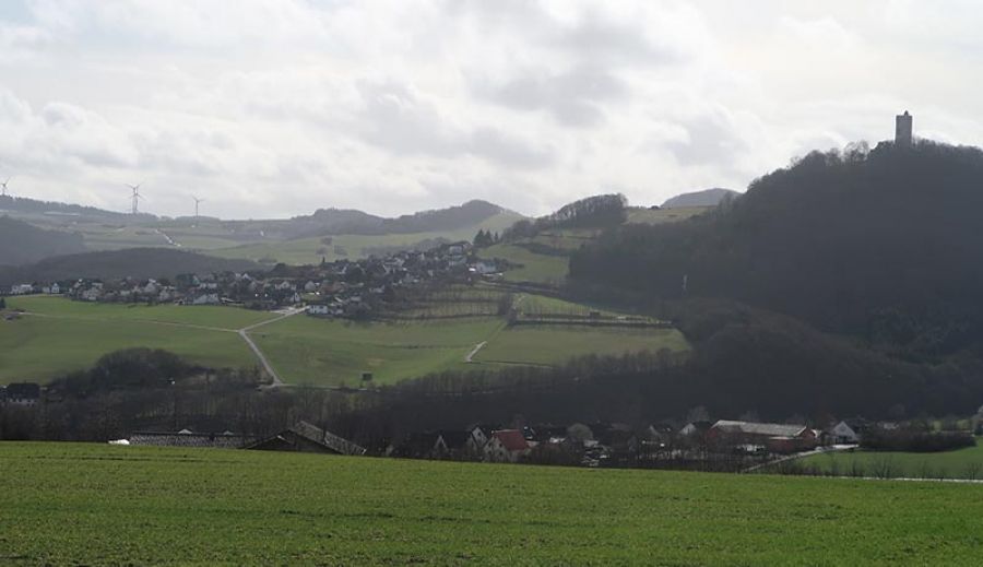 Ortsgemeinde Niederdürenbach - Blick von Niederdürenbach auf den Ortsteil Hain mit Burg Olbrück