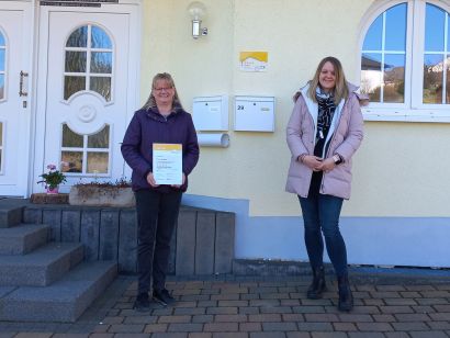 Foto Vulkanregion Laacher See: Miriam Faika (rechts) gratuliert Astrid Bläser zu der erneuten Auszeichnung mit vier Sternen