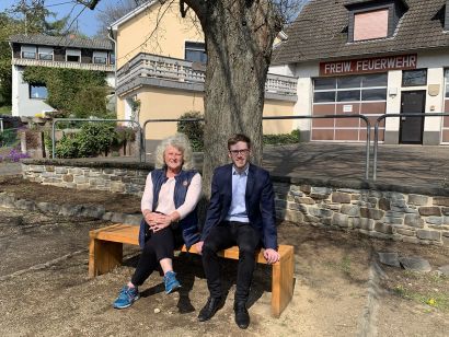 Prinzessin Heidi und Ortsbürgermeister Sebastian Schmitt auf einer Bank der 3 Bänke die von Ihr gespendet wurden.