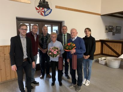 Als älteste Besucher des Seniorenfestes wurden Maria Mahlberg und Rudolf Seul mit einem Blumenstrauß und Weinpräsent geehrt.